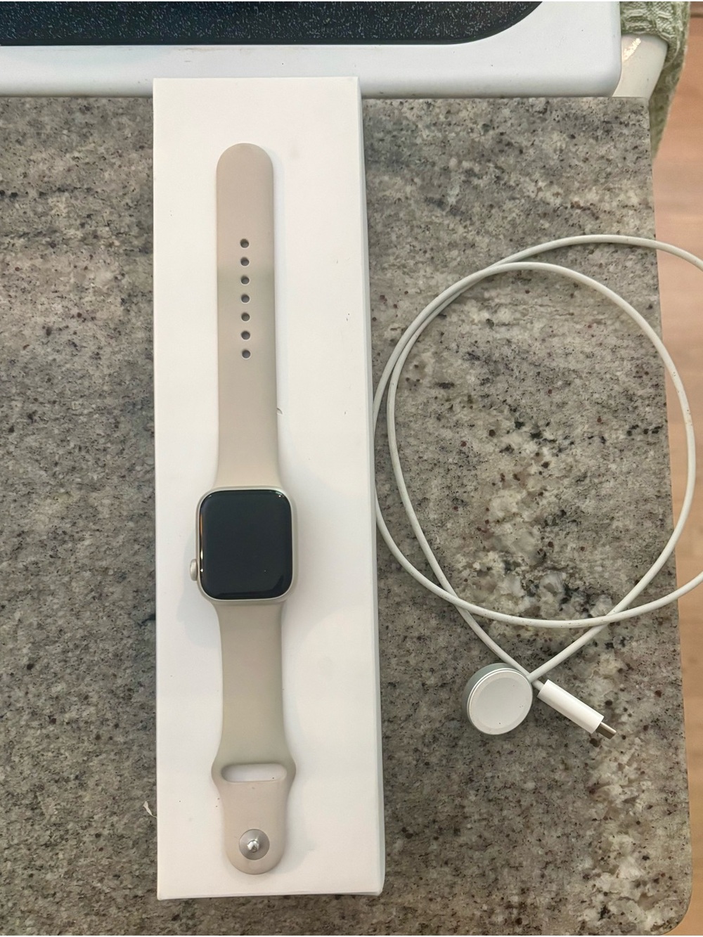 Apple Watch Series 8 in starlight 41mm